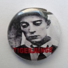 TIGERJUNGE Button / Pin / Anstecker | Dubstep-Punk Punk-EDM Zickzack Platten