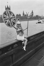 English Actress Barbara Windsor Dressed As Britannia 1974 4x6 PHOTO