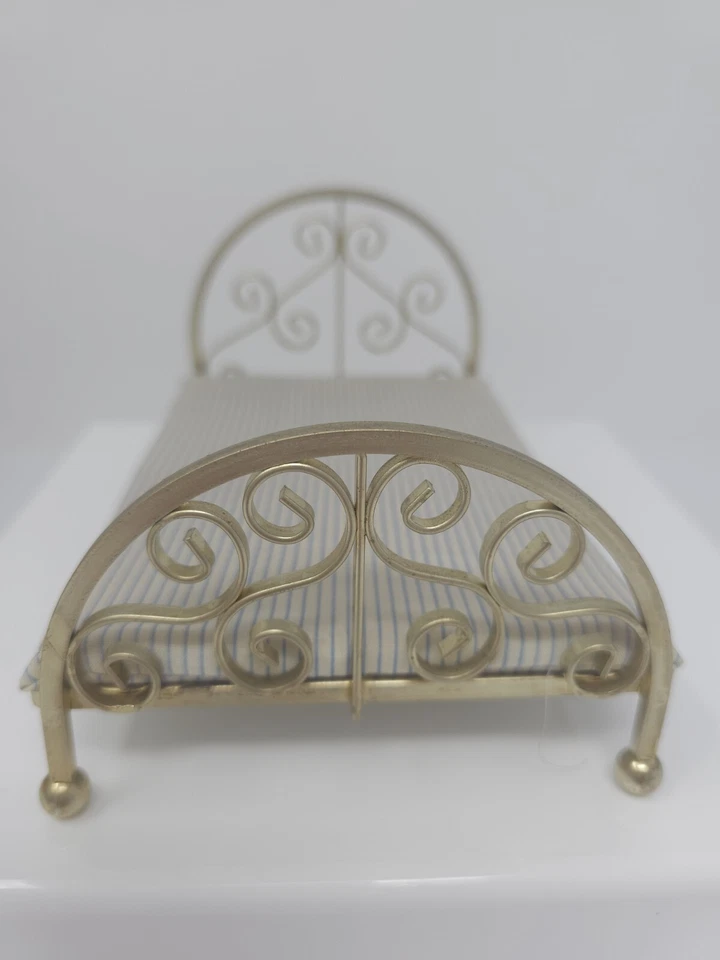 De colección. Antigua cama de latón ornamentado para casa de muñecas en miniatura con colchón original Caja 1:12 Foto 3 de 4