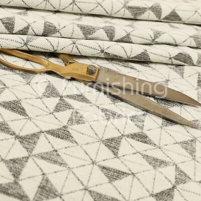 Modernes kleines geometrisches Muster in weichen creme braunen Chenille Polsterstoffen