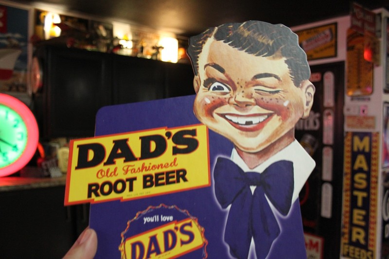 RARE 1950s LARGE DAD'S JR ROOT BEER EASEL BACK CARDSTOCK DISPLAY SIGN HOT DOG