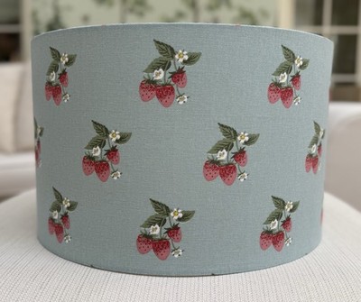 Erdbeer Lampenschirm Country Sophie Allport hellblau Stoff Handarbeit Lampenschirm