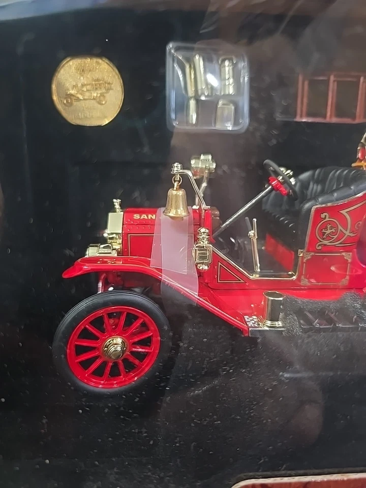 Road Signature 1914 Ford Model T Fire Engine 1:18 Diecast Fire Truck w/coin NOS - Image 4 of 4