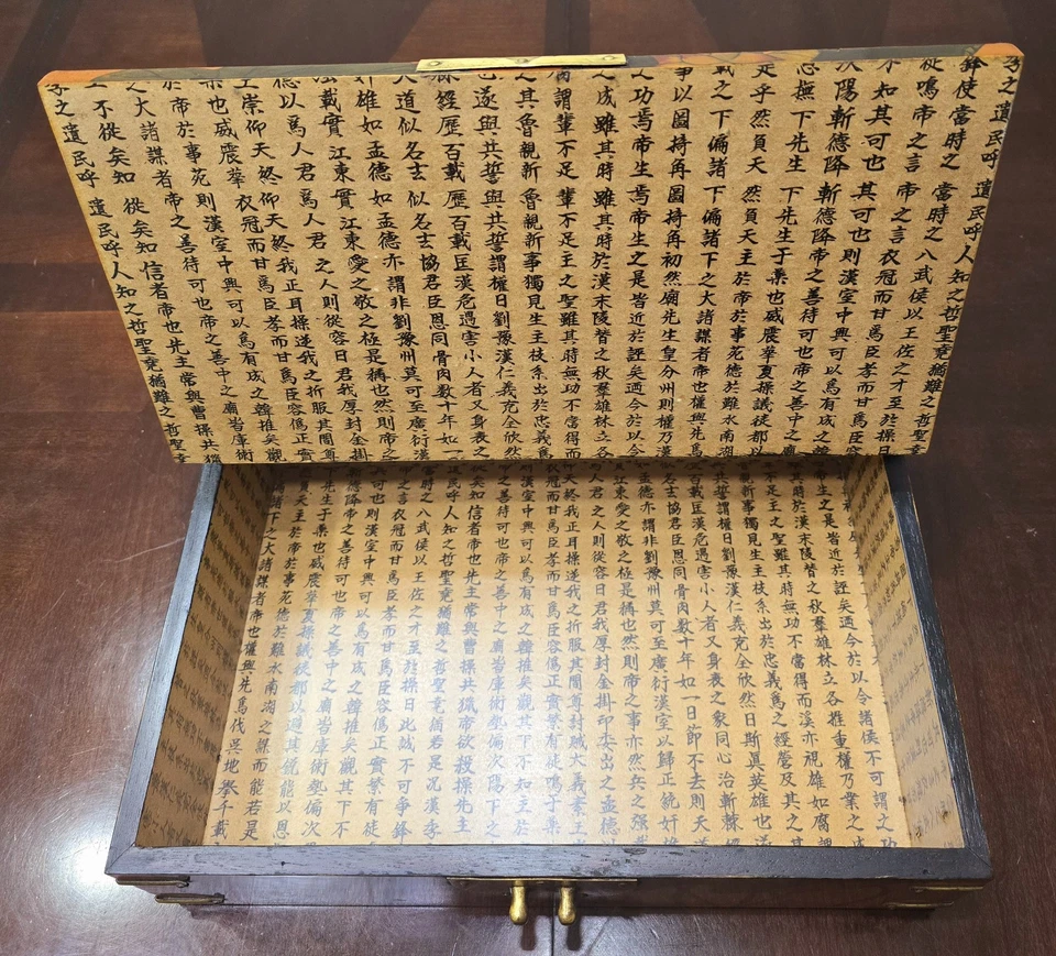 Antiguo cofre asiático de los años 20 para almacenamiento de documentos/valorables. Acabado lacado  Foto 3 de 4