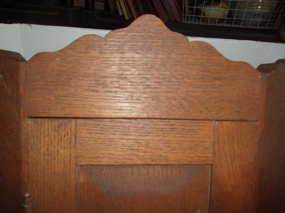 Armario esquinero colgante vintage hecho a mano de roble 25 3/4" de alto Foto 4 de 4