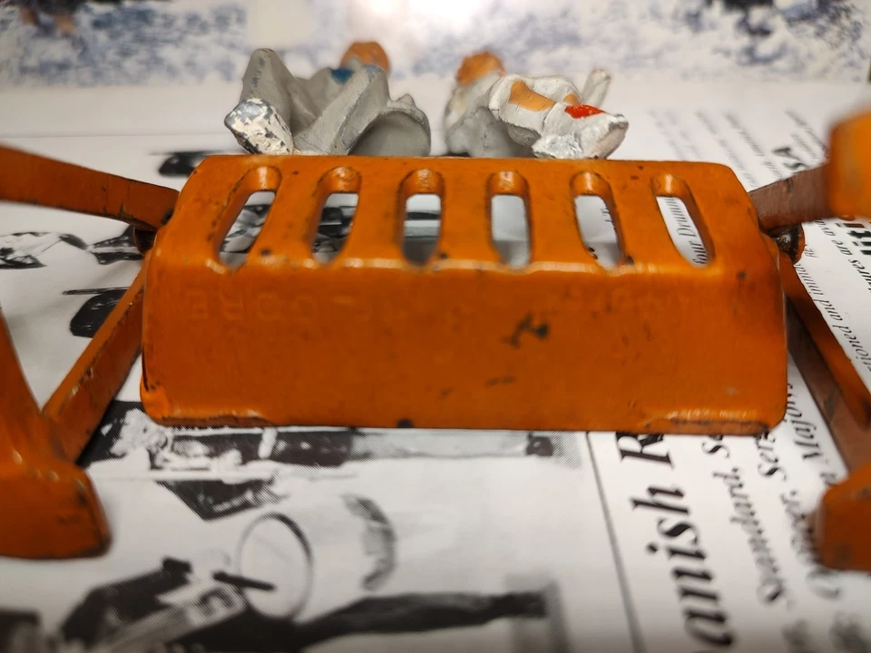 Columpio de césped Manoil hombre y mujer en Kilgore Foto 3 de 3