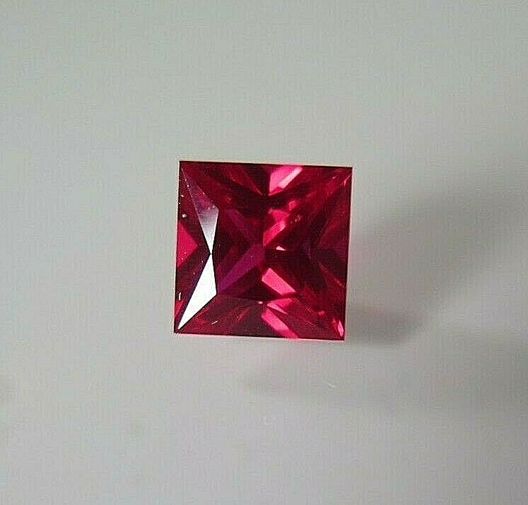 Rubis Verneuil rouge sang de pigeon 8x8mm taillé en princesse pour haute joaillerie