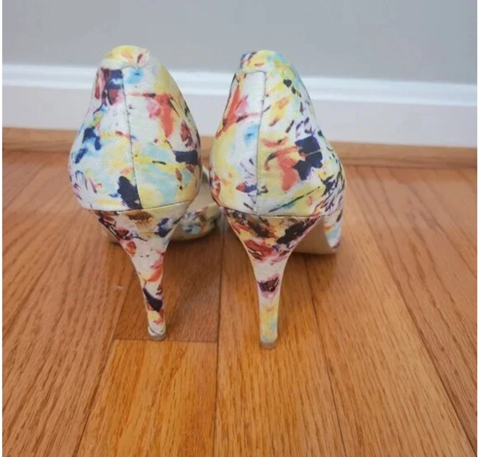 Zapatos florales Vince Camuto talla 7,5 M Foto 4 de 4
