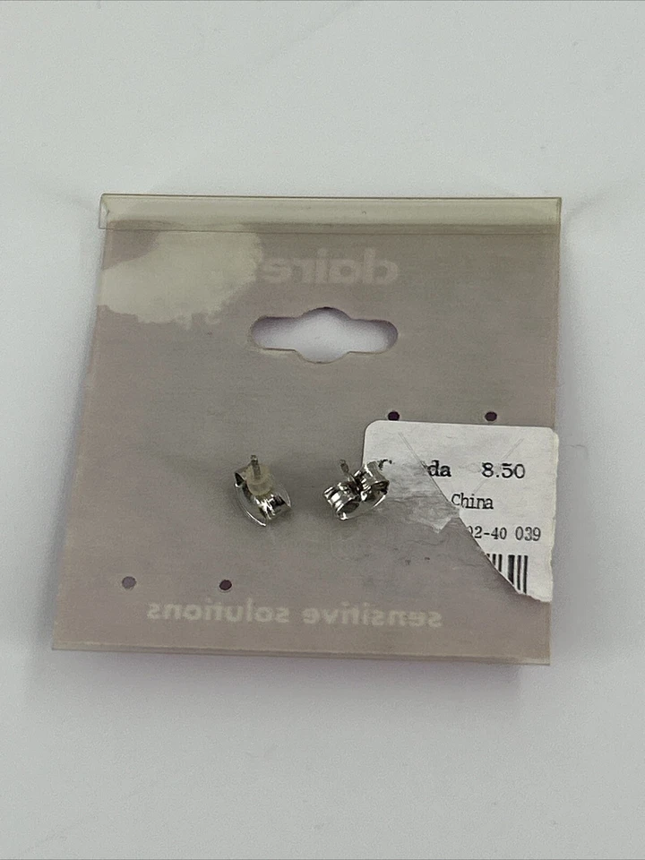 Aretes perforados a lunares rosa y blanco Claires para mujer Sensitive Solutions Foto 3 de 3