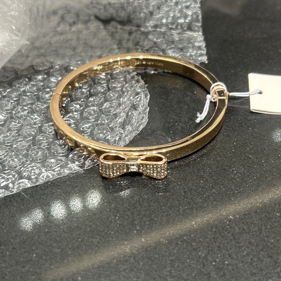 Conjunto de pulseira Kate Spade pronta para pedra com arco e joias (ouro) - Imagem 3 de 4