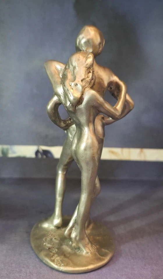 Figura BZ Boobis Pareja de Peltre en Abrazo - Firmada y Marcada - 5 1/2" x 2 1/2" Foto 4 de 4