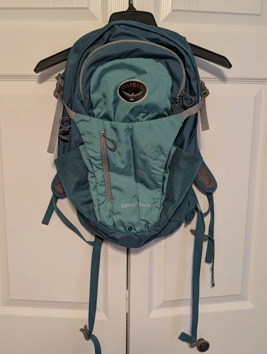 osprey daylite evergreen lightweight 13 liter (793 cubic inch) daypack or a large pocket/removable Add Osprey Daylite