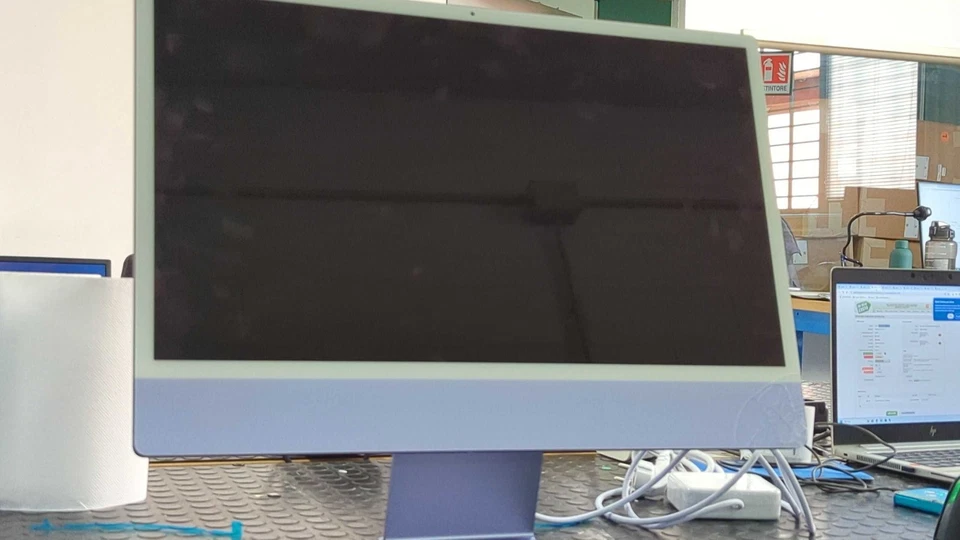 iMac (2021) 24" M1 8 GPU 8GB/256 GB SSD PURPLE VIOLA *LEGGI BENE* - Immagine 2 di 4