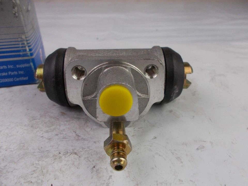 Cilindro de rueda de freno de tambor trasero CARQUEST WCA37684 se adapta a; Nissan D21 y Pathfinder Foto 2 de 4