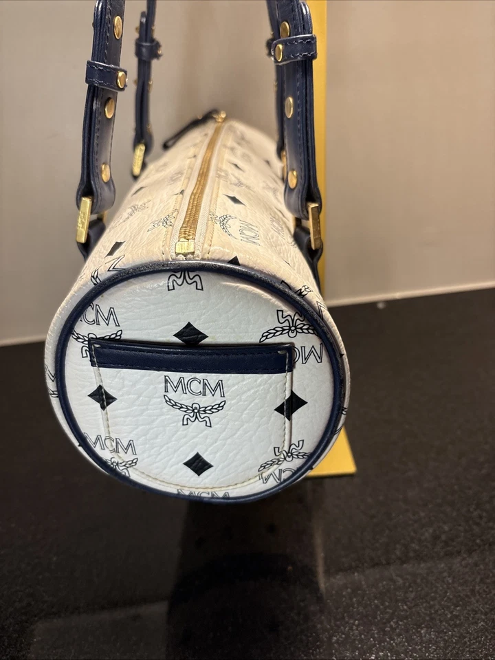 Bolsa de cano monograma branca MCM com acabamento em couro azul. - Imagem 3 de 4