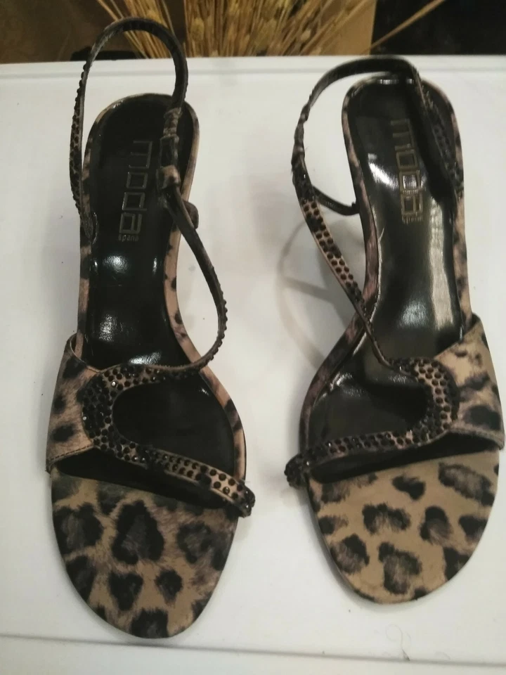 Sandalia Moda Spana estampado animal con tacón de gatito talla 8,5 Foto 2 de 4