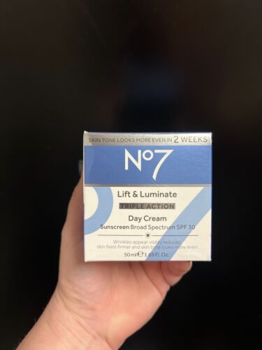 No7 Lift & Luminate Dreifachwirkung Tagescreme LSF30 1,69 oz 06/27