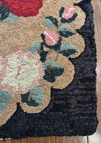 Vintage Hand Hooked Rug 24"x36" Black w/ Beige scallops & Red White Pink Roses - Picture 4 of 15