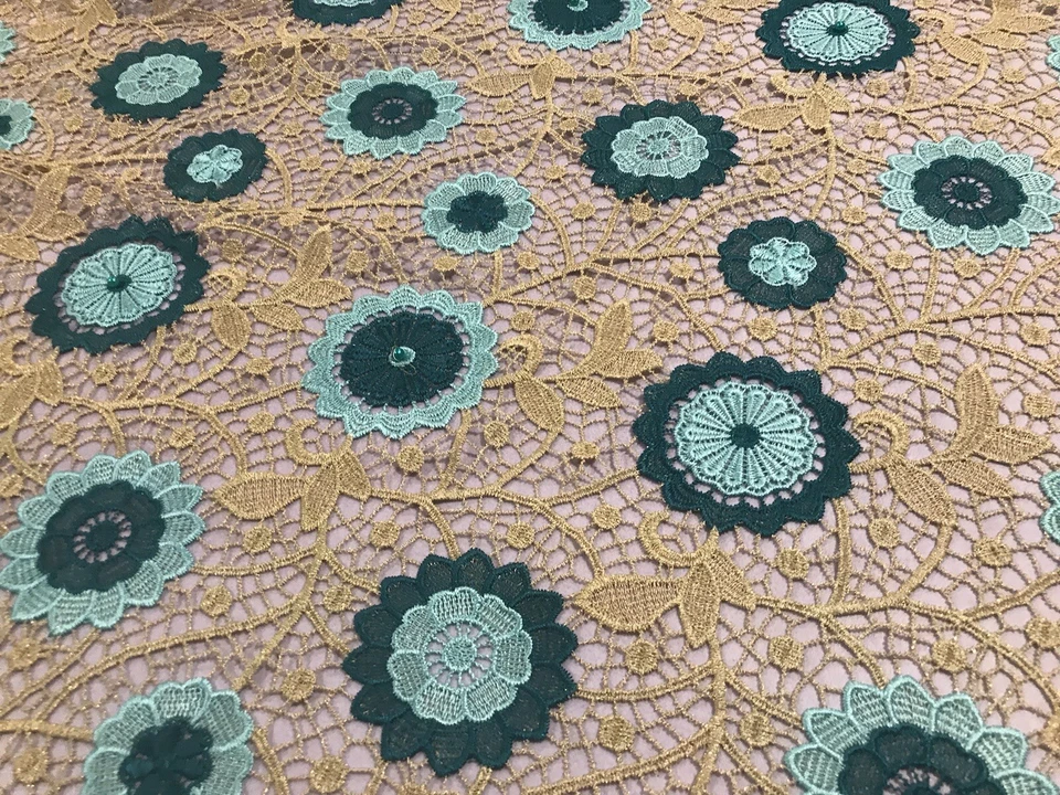 Tela de encaje nupcial bordada verde azulado espuma de mar dorado 50" ancho vendido por yarda Foto 2 de 4