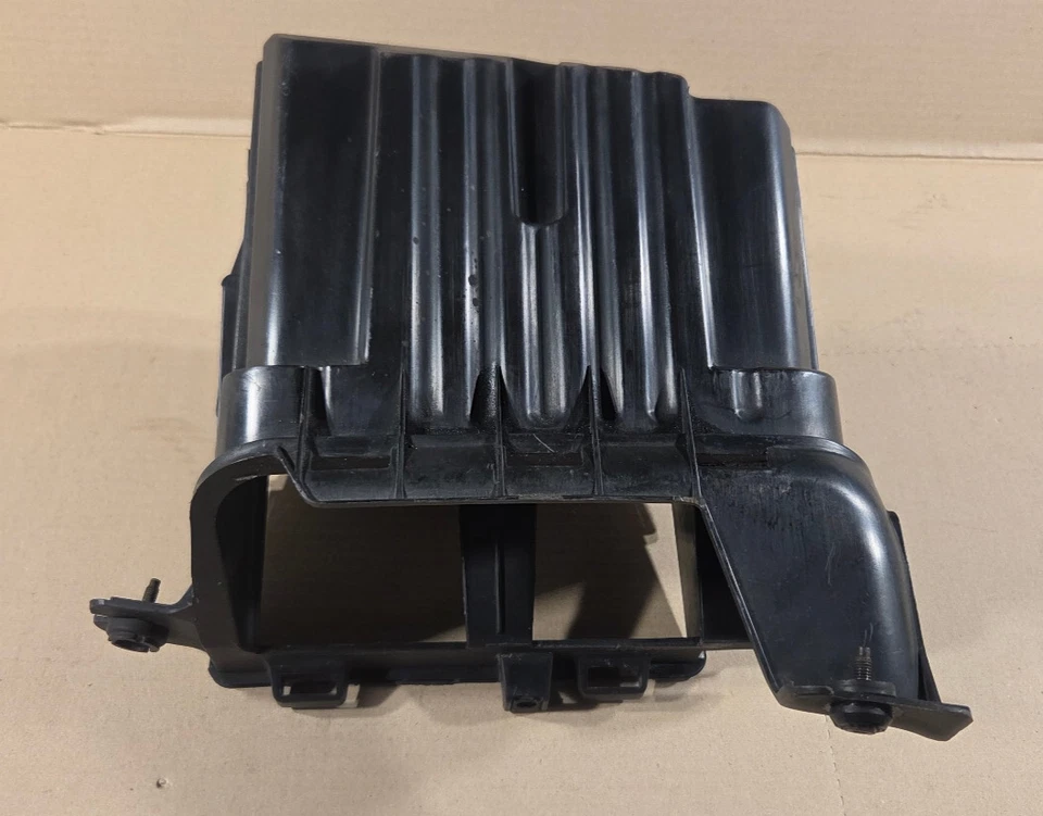 Коробка воздушного фильтра 1996-99 Cadillac STS Seville 25168147 без крышки - Изображение 2 из 4