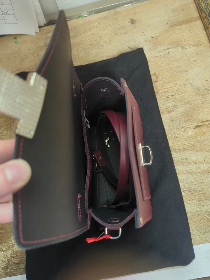 Cartera Zatchels Sugar Cube con bolsa antipolvo, bandolera granate Foto 2 de 4