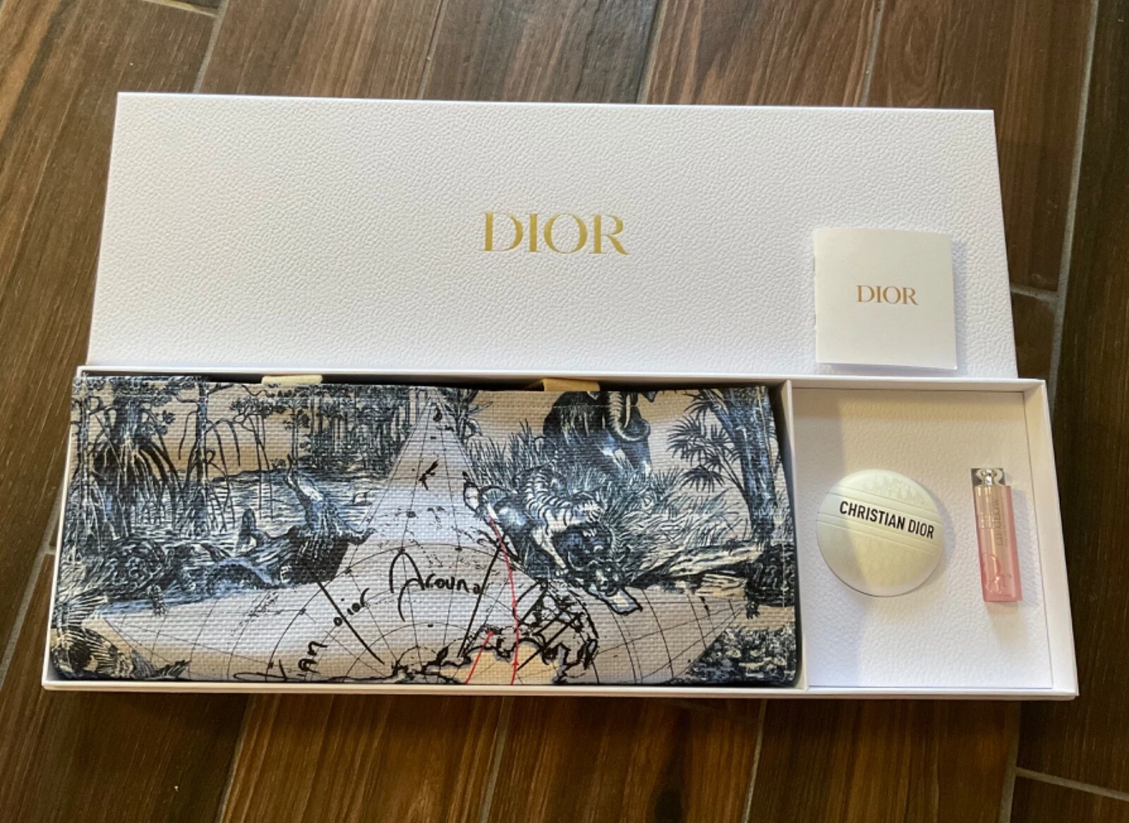 Coffret cadeau Dior Around The World édition limitée fourre tout Le Baume rouge à lèvres addict
