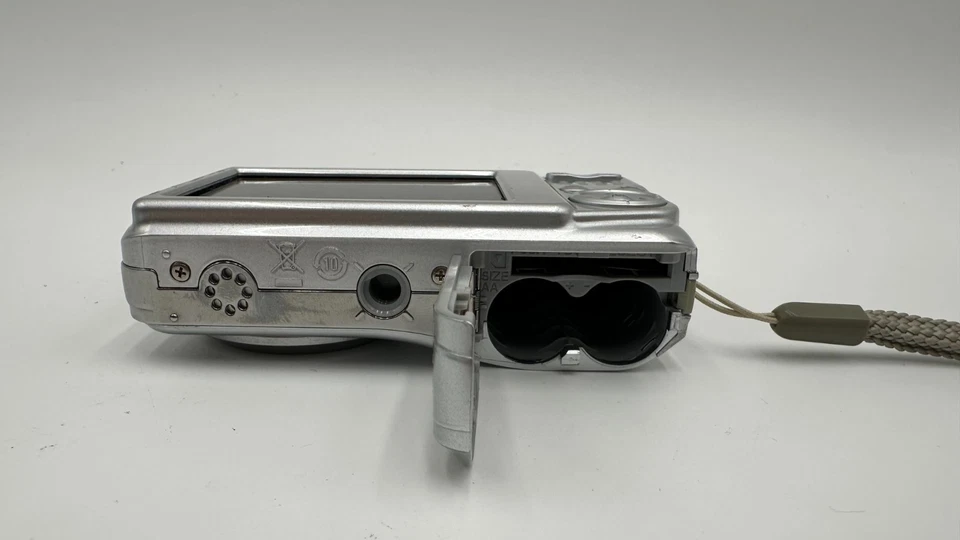 Fujifilm FinePix AV200 - Digitalkamera - Silber - mit OVP - guter Zustand - Bild 2 von 4