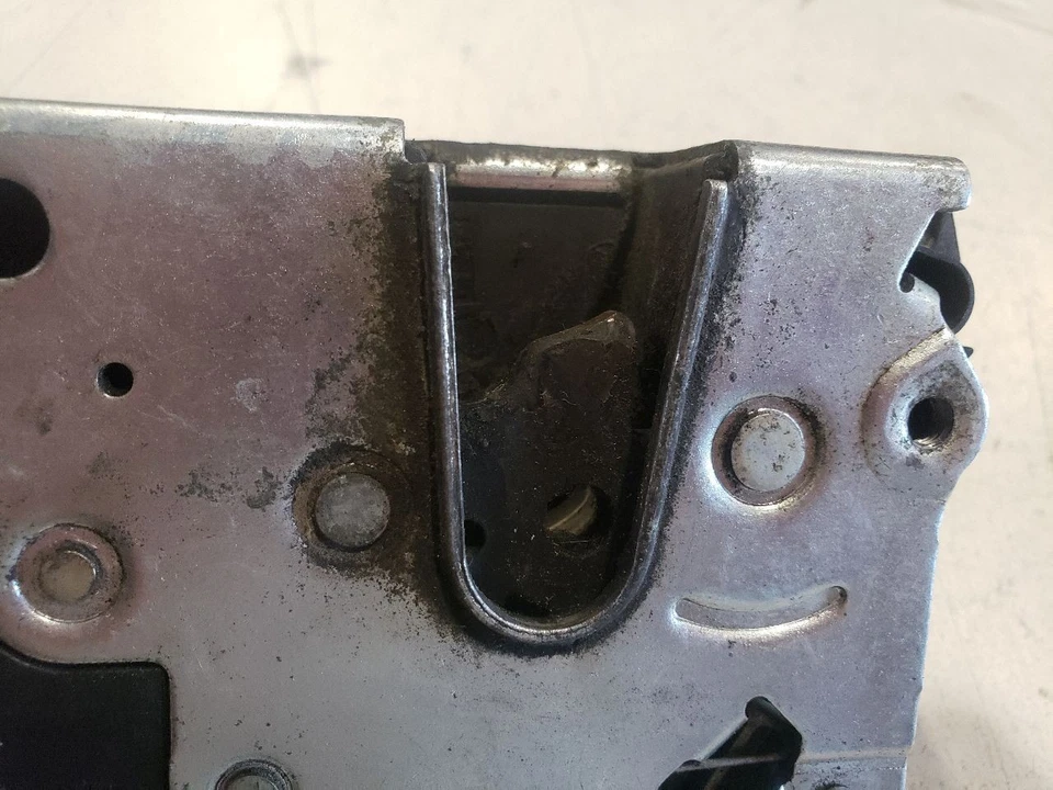 Atuador de porta dianteira esquerda - 1995 BMW 318i E36 Sedan - OEM 8353012 - Imagem 4 de 4