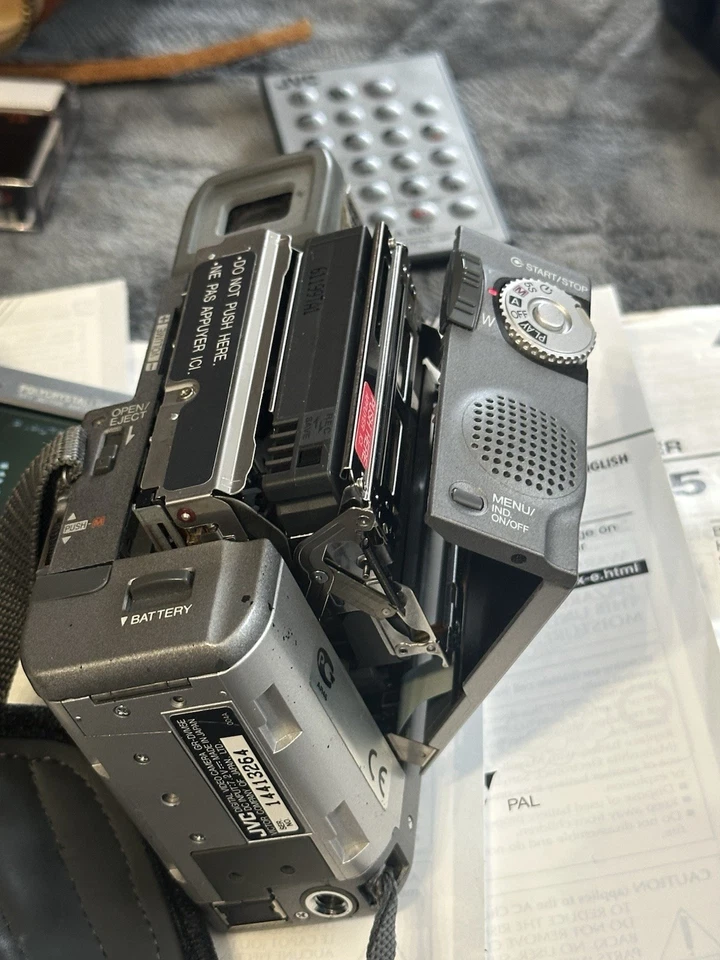 JVC GR-DVM5 MiniDV Camcorder mit Zubehörpaket, getestet, sehr guter Zustand - Bild 2 von 4