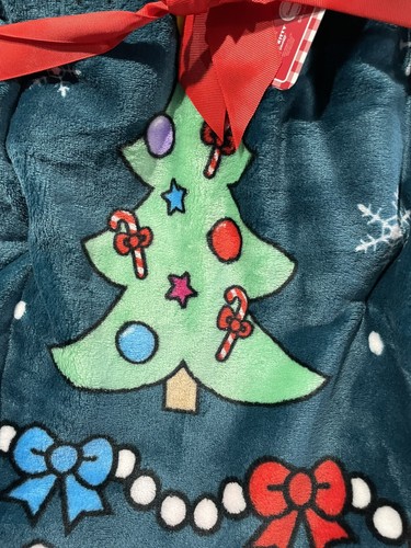 Hello Kitty Christmas Tree Plush Throw Green 60x70 Viral Blanket Brand New - Picture 3 of 3