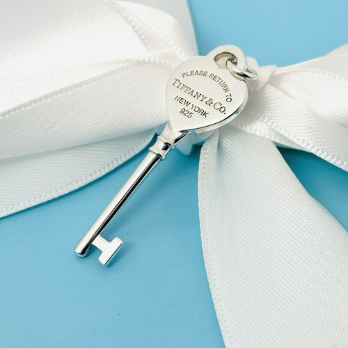 Return to Tiffany Heart Key Pendant in Sterling Silver - Picture 2 of 8