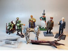 10 figures, 2 are Britains, others are unknown, Stalin, Yeltsin, a Knight...
