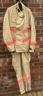 Löwenbekleidung khaki Feuerwehr 2 Stück Schutzuniform Größe 11 & 17