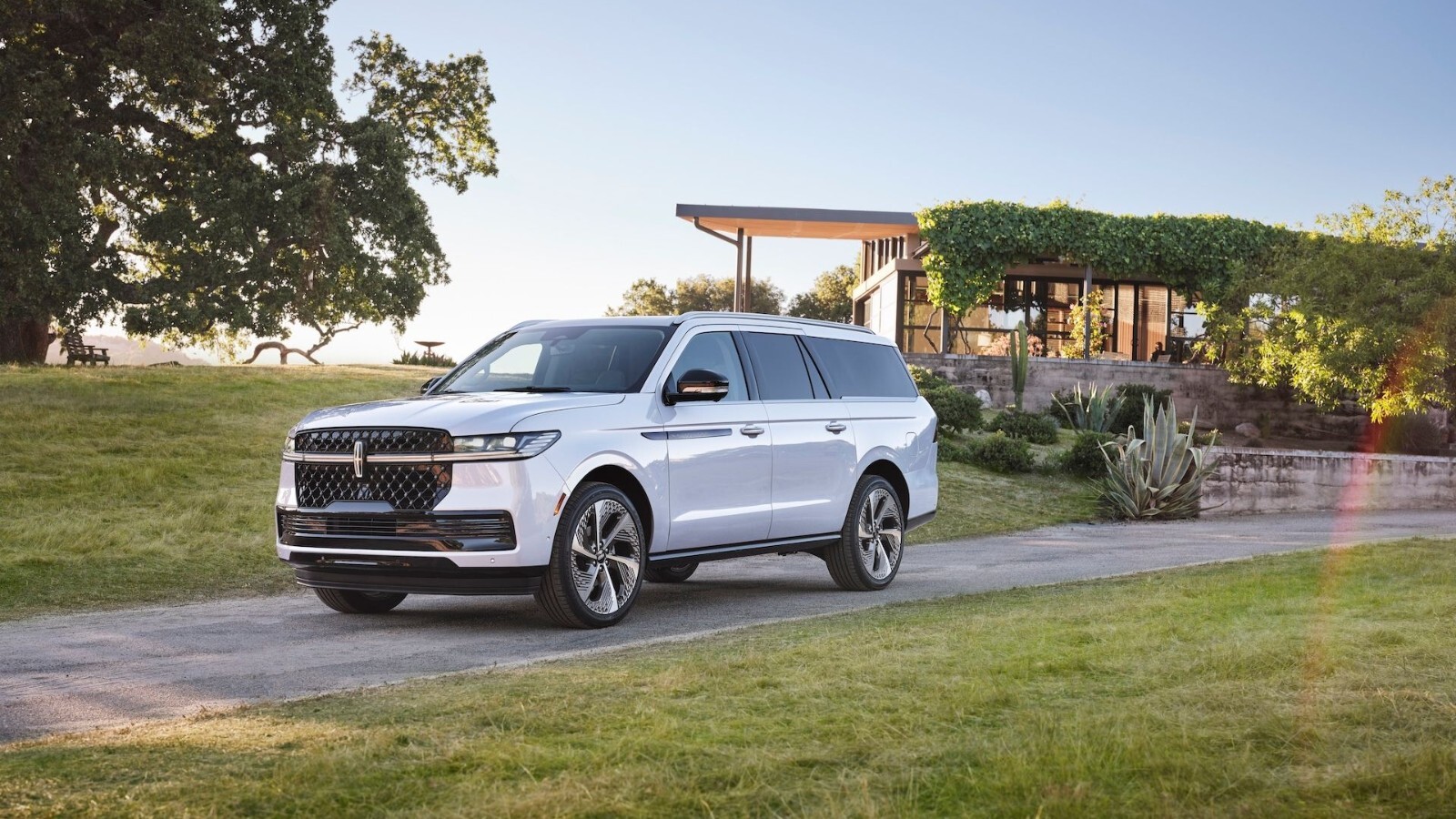 2025 Lincoln Navigator White 24x36 Inch Wall Poster