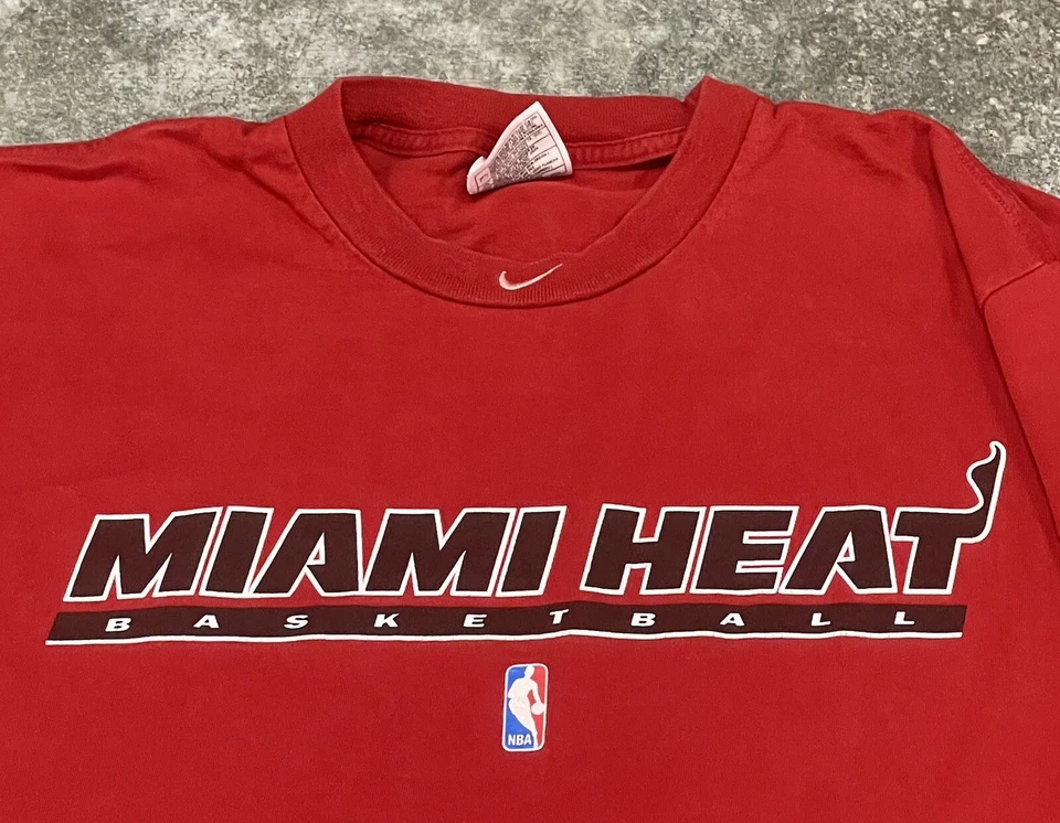 VTG  Nike Center Swoosh Miami Heat NBA Red T-Shirt  Adult Size Medium - Image 2 of 4
