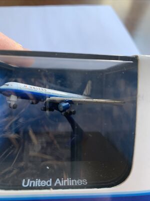 New Ray Sky Pilot United Airlines 1/900 Boeing 777-200 airplane