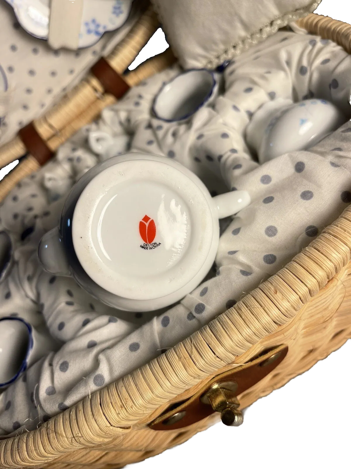 VTG DELTON FINE COLLECTIBLE TEA SET Blue Flowers PATTERN PICNIC BASket