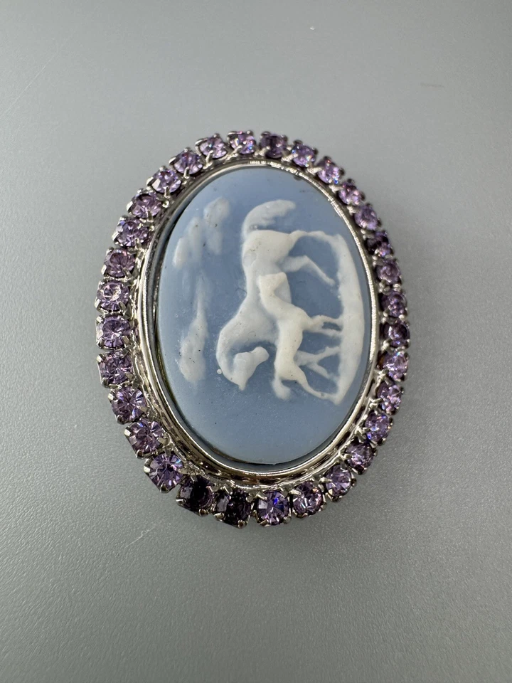 Broche ovalado Kirks Folly Dream Horse camafeo tallado azul cristal púrpura tono plata Foto 3 de 4