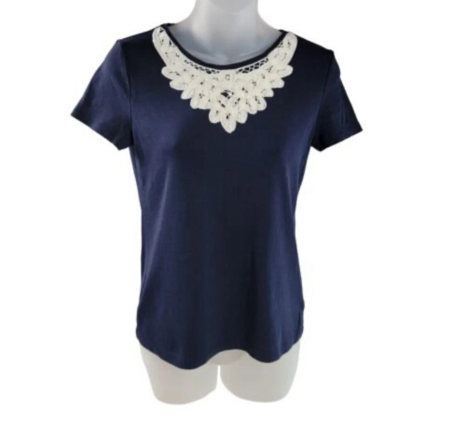 Blusa Talbots azul marinho escuro creme crochê inserção de renda no pescoço algodão pima tamanho M - Imagem 2 de 4