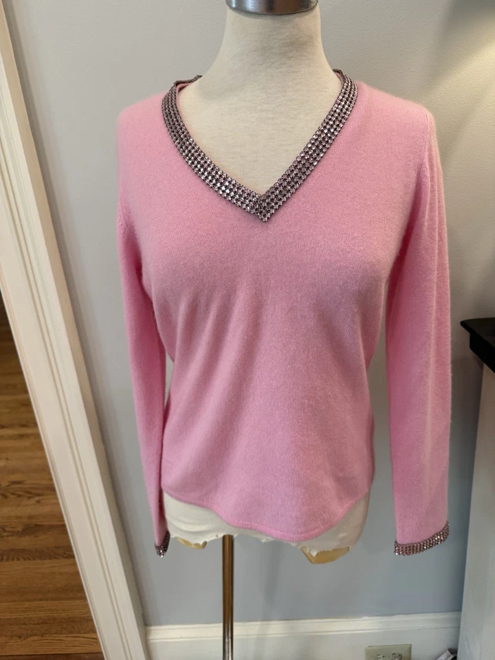 Suéter Bloomingdales 100% Cachemira Rosa Estrás Embellecido Talla M Clásico Foto 3 de 4