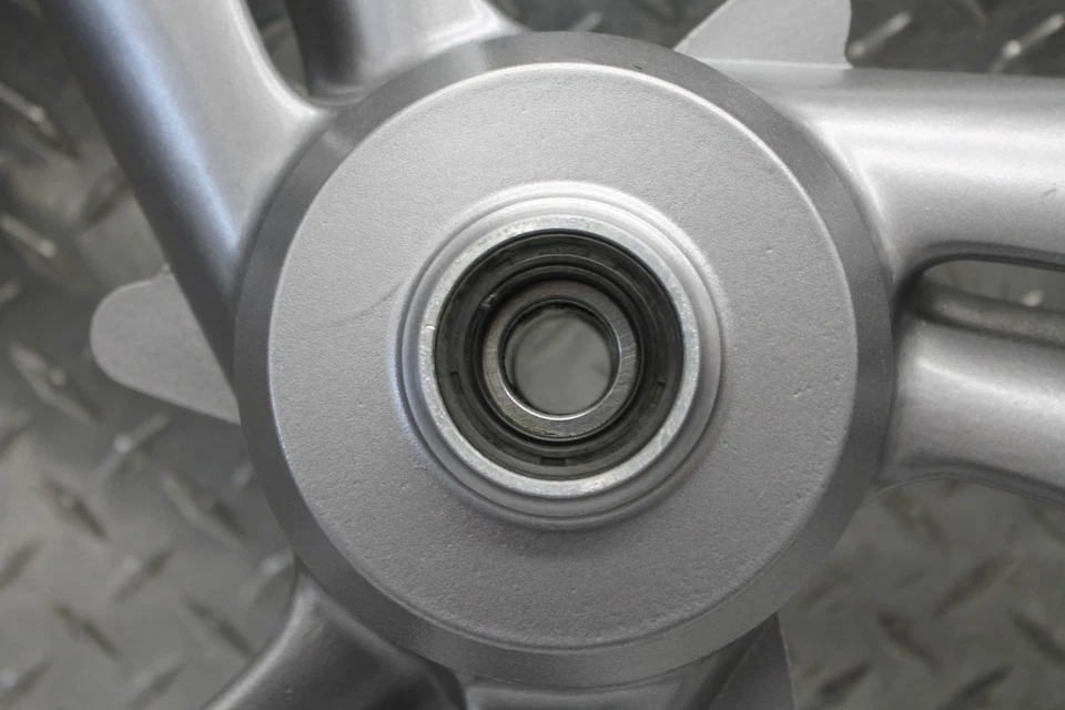 Honda Hawk GT 650 NT650 1989 llanta delantera J17XMT2,50 (recta) Foto 2 de 4