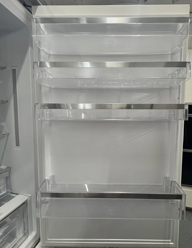 Refrigerador independiente de montaje inferior Smeg Portofino FA490URWH de 28 pulgadas Foto 4 de 4