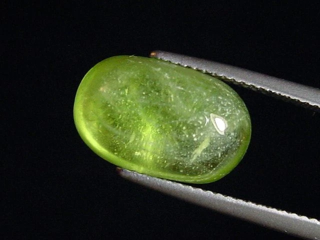 Peridot 9,47 Ct. Apfelgrün Oval Cabochon Sri Lanka (4458m) - Bild 1 von 1