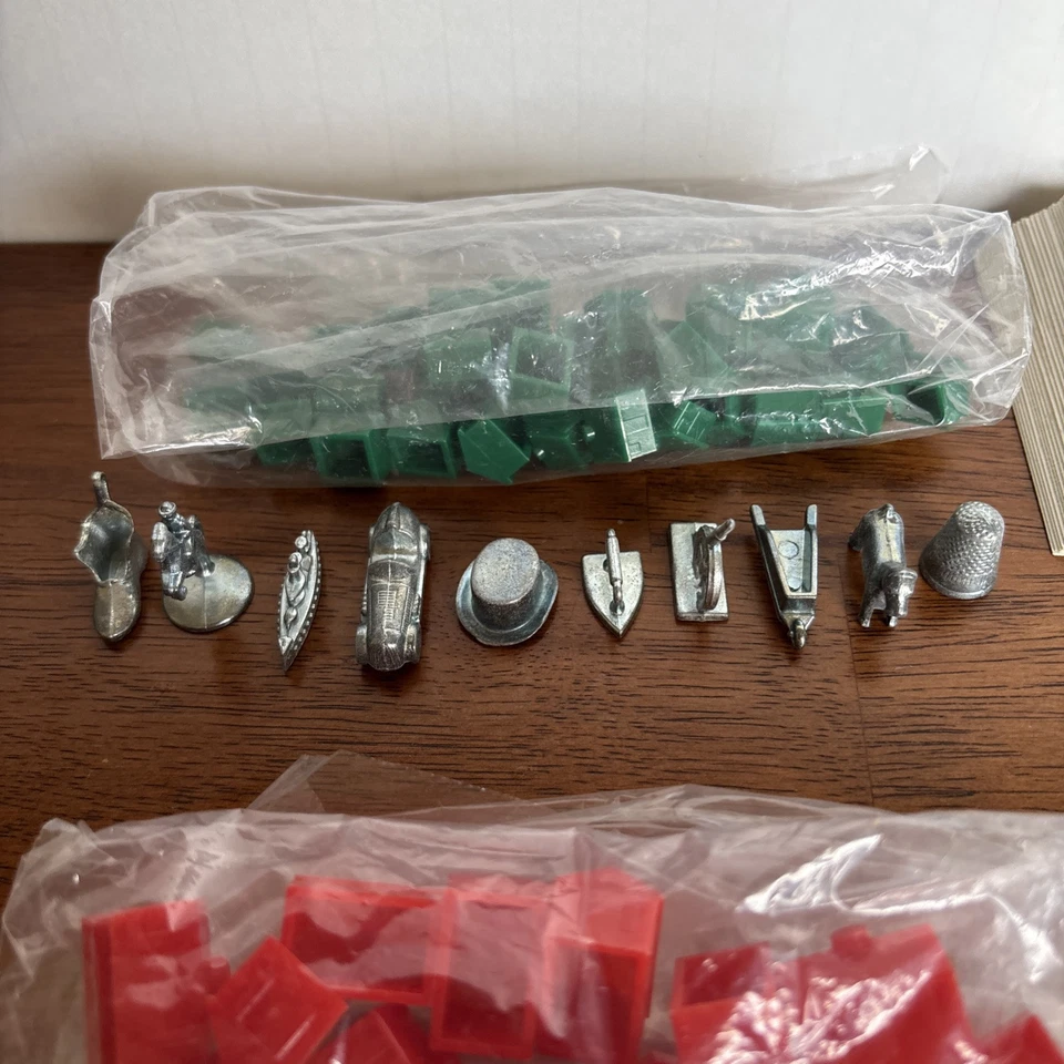 Piezas de repuesto Monopoly (32) casas (12) hoteles (10) fichas + todas las propiedades Foto 3 de 4