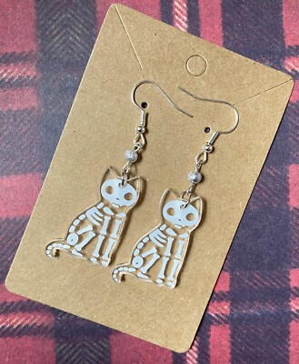 Weiße Skelett Katze Ohrringe | Gothic gruselig süß Hexen vertrauter Schmuck neu mit Etikett