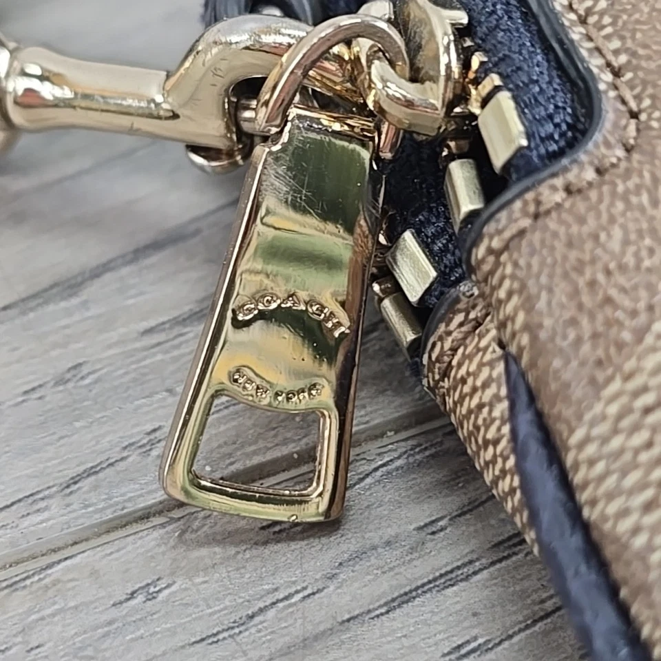 Cartera Muñequera Coach Cuero PVC Doble Cremallera F52848 - Marrón y Azul Marino Foto 3 de 4