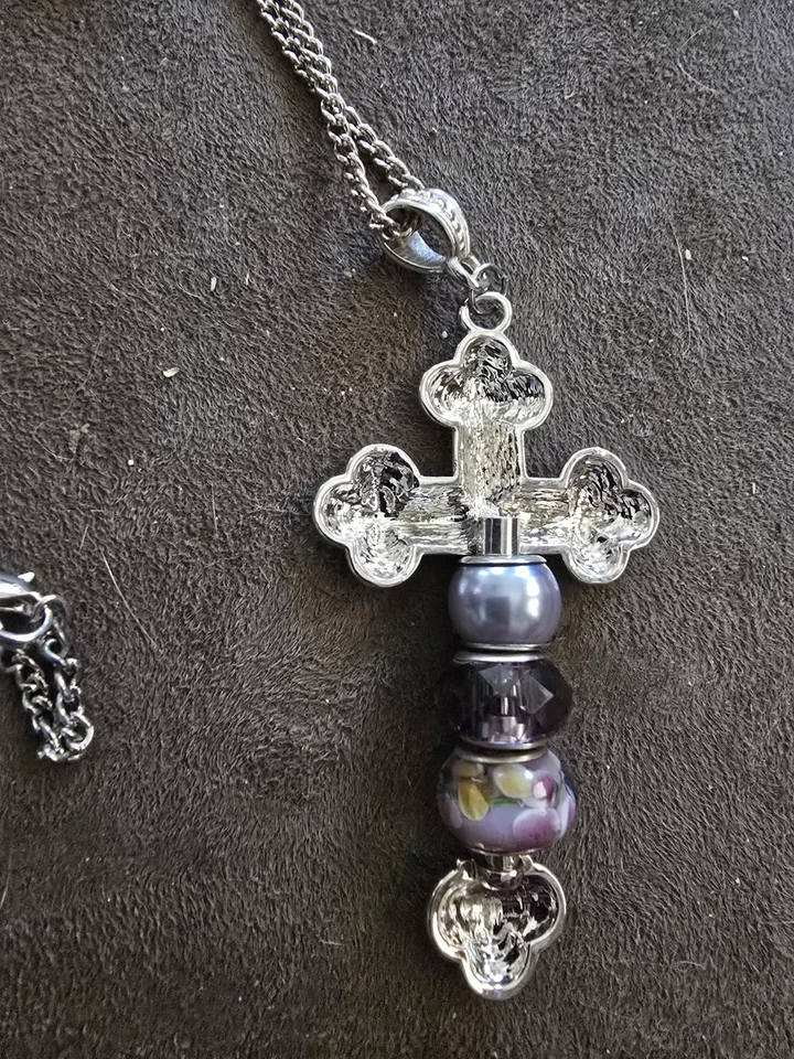 Collar de eslabones de plata con colgante de cruz encantada perla rosa, cristal púrpura y floral Foto 2 de 4