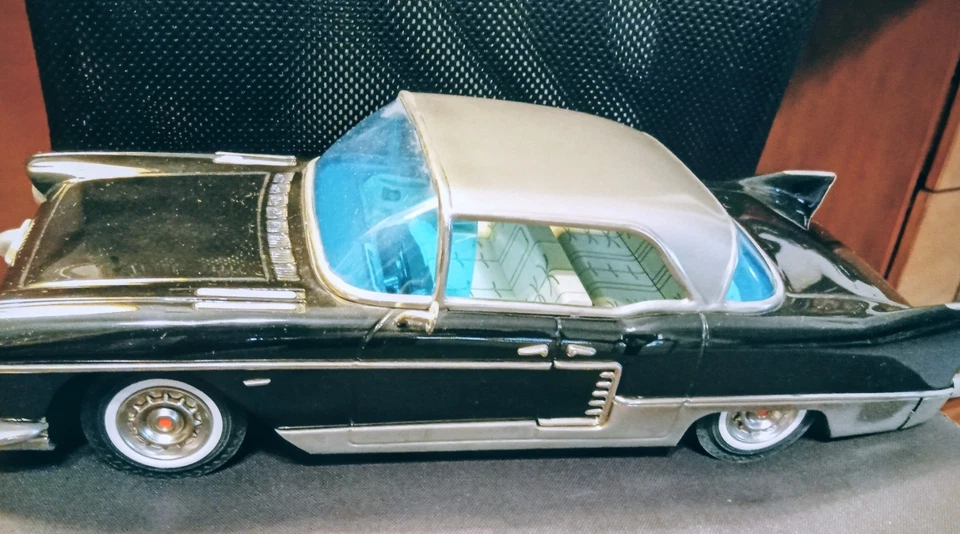 Cadillac Eldorado 1957 de hojalata de 4 puertas impecable 14" con caja original, accionamiento por fricción Foto 2 de 4