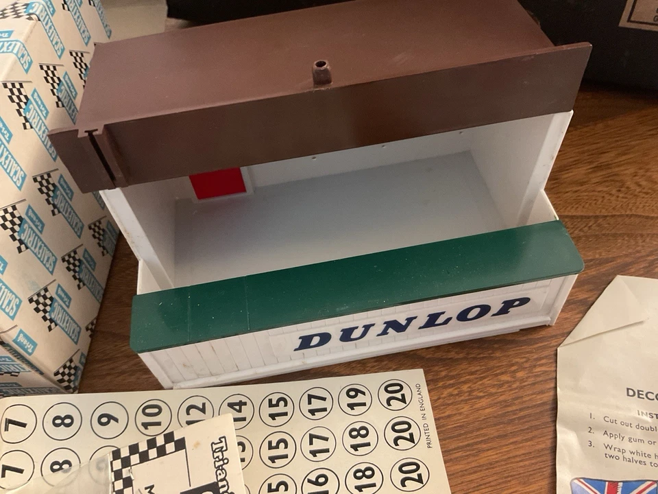 Scalextric Boxed A202 Racing Pit + Accesorios para pozos A223 sin usar y 2 hojas de bandera - Imagen 4 de 4