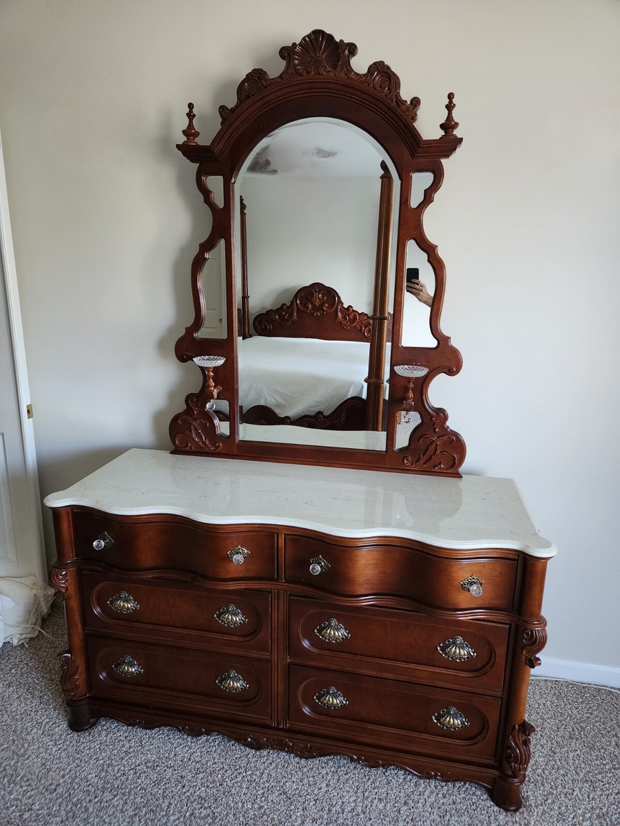 Bedroom Bed Set Pulaski Furniture 221 Baker Street Collection with